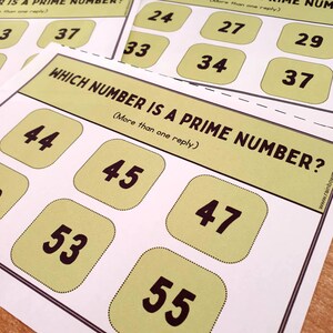 Puede incluir: Hojas de trabajo educativas con la pregunta "¿QUÉ NÚMERO ES UN NÚMERO PRIMO?" impresa en negro. Los números se muestran en cuadrados redondeados verdes. Las hojas de trabajo están sobre un fondo blanco.