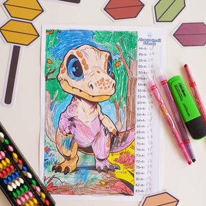 Peut inclure: Dessin coloré d'un dinosaure aux grands yeux bleus, entouré d'arbres et de feuilles d'automne. Une feuille de calculs et un boulier sont à côté du dessin. Des marqueurs et des découpes de feuilles décoratives complètent la scène.