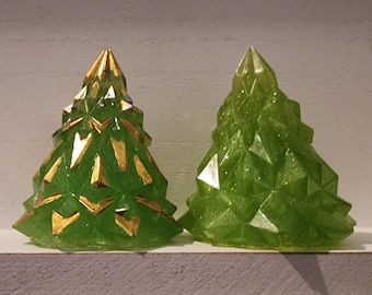 Handgemachte Weihnachtsbäume aus Resin in Grün und Gold