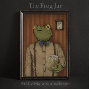 Op de afbeelding: Een digitale illustratie van een kikker die een strikdas en bretels draagt, en een pot met een kleinere kikker erin vasthoudt. De afbeelding is ingelijst en heeft de tekst "The Frog Jar" boven de afbeelding en "Art by Mara Kornschober" onder de afbeelding.