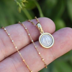 Medalla Milagrosa delicada, medalla minimalista de Nuestra Señora de Gracia, colgante Virgen María redondo muy pequeño, medalla vintage de plata de ley 925 de 12 mm