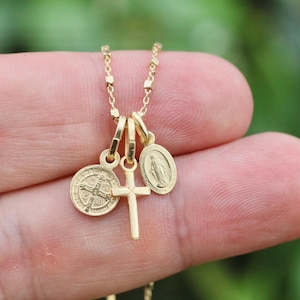 Collana con medaglia miracolosa e croce di San Benedetto / Piccoli pendenti placcati in oro 925 / Catena con taglio a diamante da 16-20 pollici / Delicato regalo cattolico per ragazze
