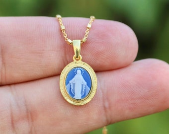 Colgante de medalla milagrosa de plata de ley chapada en oro: Camafeo de ágata azul