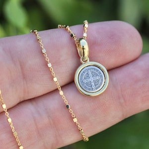 Benedikt Medaille, Miniatur St. Benedikt Anhänger, zierliche vergoldete Halskette aus Sterlingsilber 925, minimalistischer Anhänger, Anhänger für Teenager