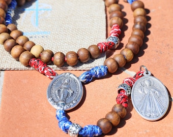 Handgemaakte rozenkrans van goddelijke barmhartigheid: houten kralen, paracord, wonderbaarlijke medaille
