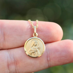 Teresa van de kleine bloem, 18kt goud op sterlingzilveren hanger, heilige Teresa van de kleine Jezus, katholieke heilige medaille, cadeaumedaille voor vrouwen 15 mm
