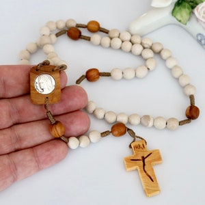 Rosenkranz aus Holz, katholische Rosenkranzperlen, Rosenkranz aus Naturstein, Medjugorje-Rosenkranz, Medaille der Barmherzigkeit Gottes, Medjugorje-Medaille, Rosenkranz aus Olivenholzkreuz