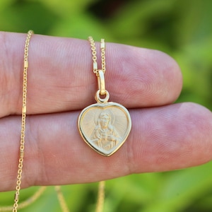 Medalla Escapulario de Oro: Collar con Colgante de Corazón en Plata de Ley
