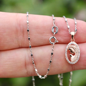 Colgante de Virgen María en miniatura, colgante de plata de ley bañado en oro, medalla delicada para niña adolescente, collar católico de Nuestra Señora para niños