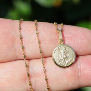 Pequena medalha de São Miguel, miniatura banhada a ouro 18 k sobre medalha de prata esterlina 925, pingente delicado para crianças adolescentes, pingente de São Miguel de 11 mm