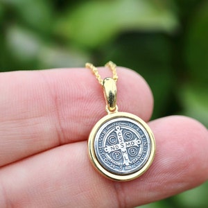 Colgante de San Benito, medallón de plata de ley 925 para mujer, colgante de cruz bañado en oro, medalla de San Benito de Nursia bicolor, medalla redonda