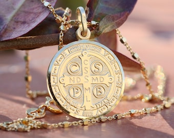 St. Benedikt Medaille, Sterlingsilber 18k vergoldete Medaille, Miniatur St. Benedikt Medaille, minimalistischer Stil, Medaille für Teenager, zierliche Medaille