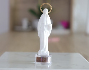 Statue Unserer Lieben Frau von Medjugorje mit Erscheinung Bergboden Bodenreliquie