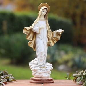 Estatua de la Reina de la Paz, escultura de la Virgen María, estatua navideña de la Virgen María, estatua del jardín, estatua católica de Nuestra Señora, estatua del altar del hogar imagen 2