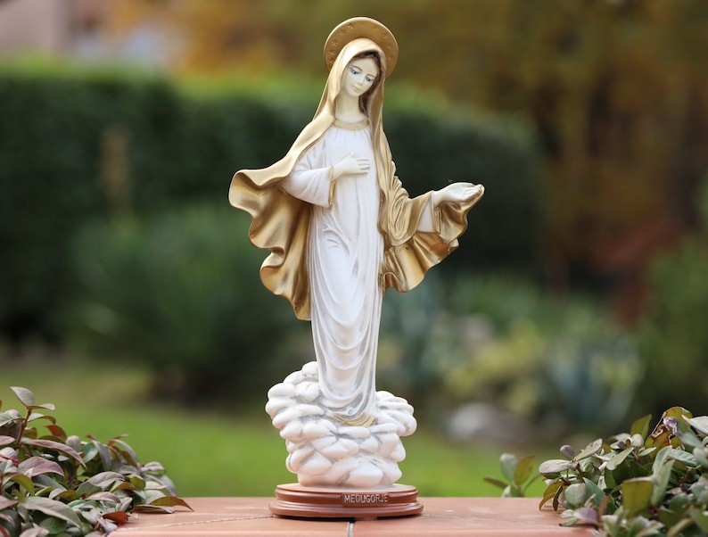 Estatua de la Reina de la Paz, escultura de la Virgen María, estatua navideña de la Virgen María, estatua del jardín, estatua católica de Nuestra Señora, estatua del altar del hogar imagen 2