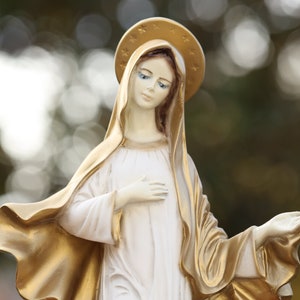 Estatua de la Reina de la Paz, escultura de la Virgen María, estatua navideña de la Virgen María, estatua del jardín, estatua católica de Nuestra Señora, estatua del altar del hogar imagen 9