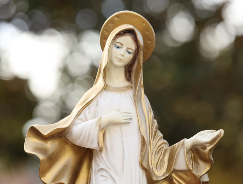 Estatua de la Reina de la Paz, escultura de la Virgen María, estatua navideña de la Virgen María, estatua del jardín, estatua católica de Nuestra Señora, estatua del altar del hogar imagen 9