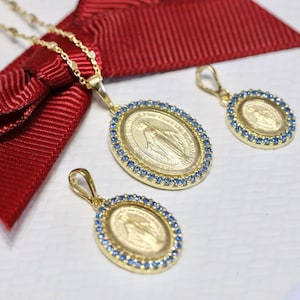 Wundertätige Medaille, 18k vergoldetes Sterlingsilber 925, ovale Medaille mit blauem Zirkon, feine Details Unserer Lieben Frau der Gnadenmedaille in lateinischer Sprache