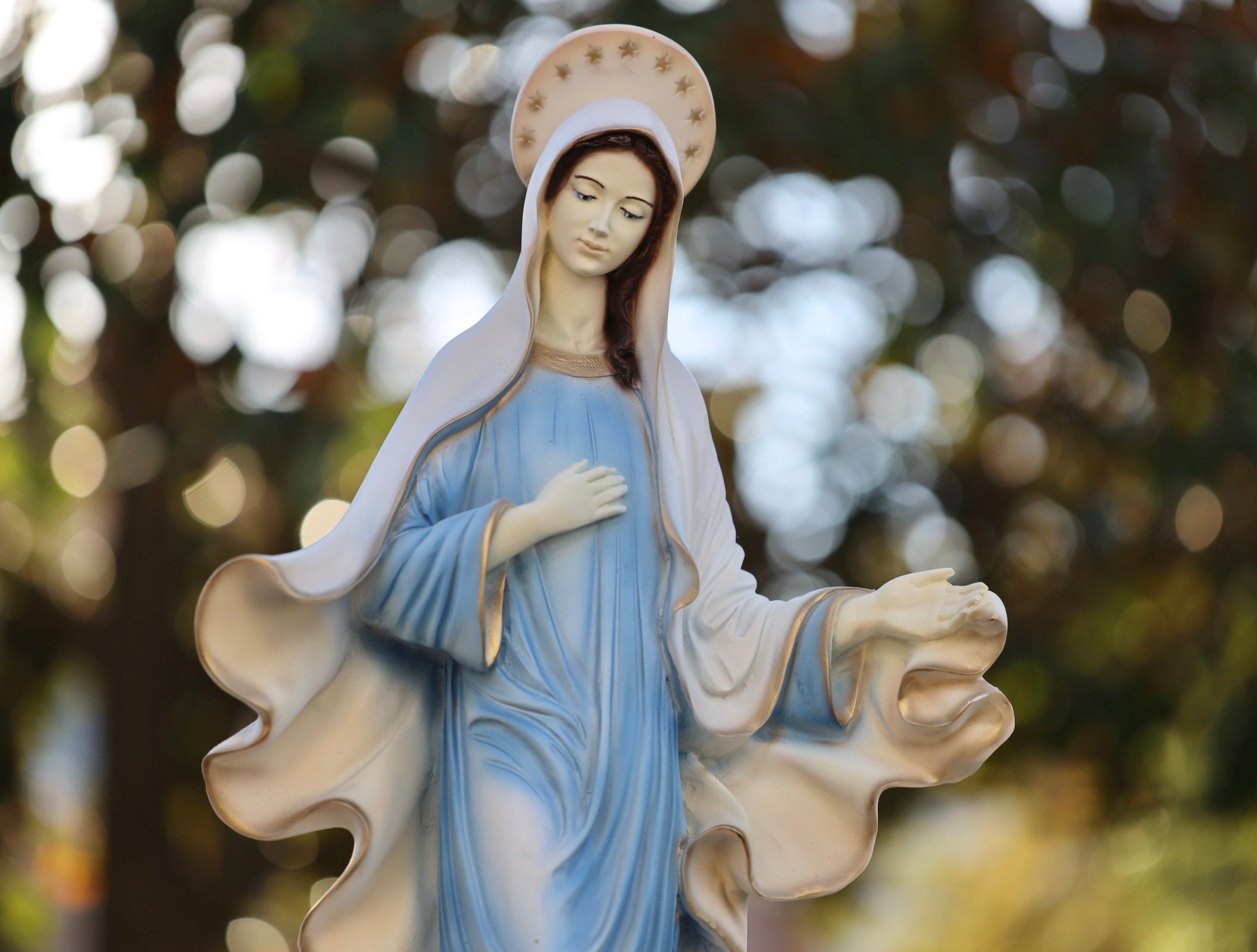 平和の女王像：手描きの大理石パウダー、26インチの聖母マリア屋外装飾