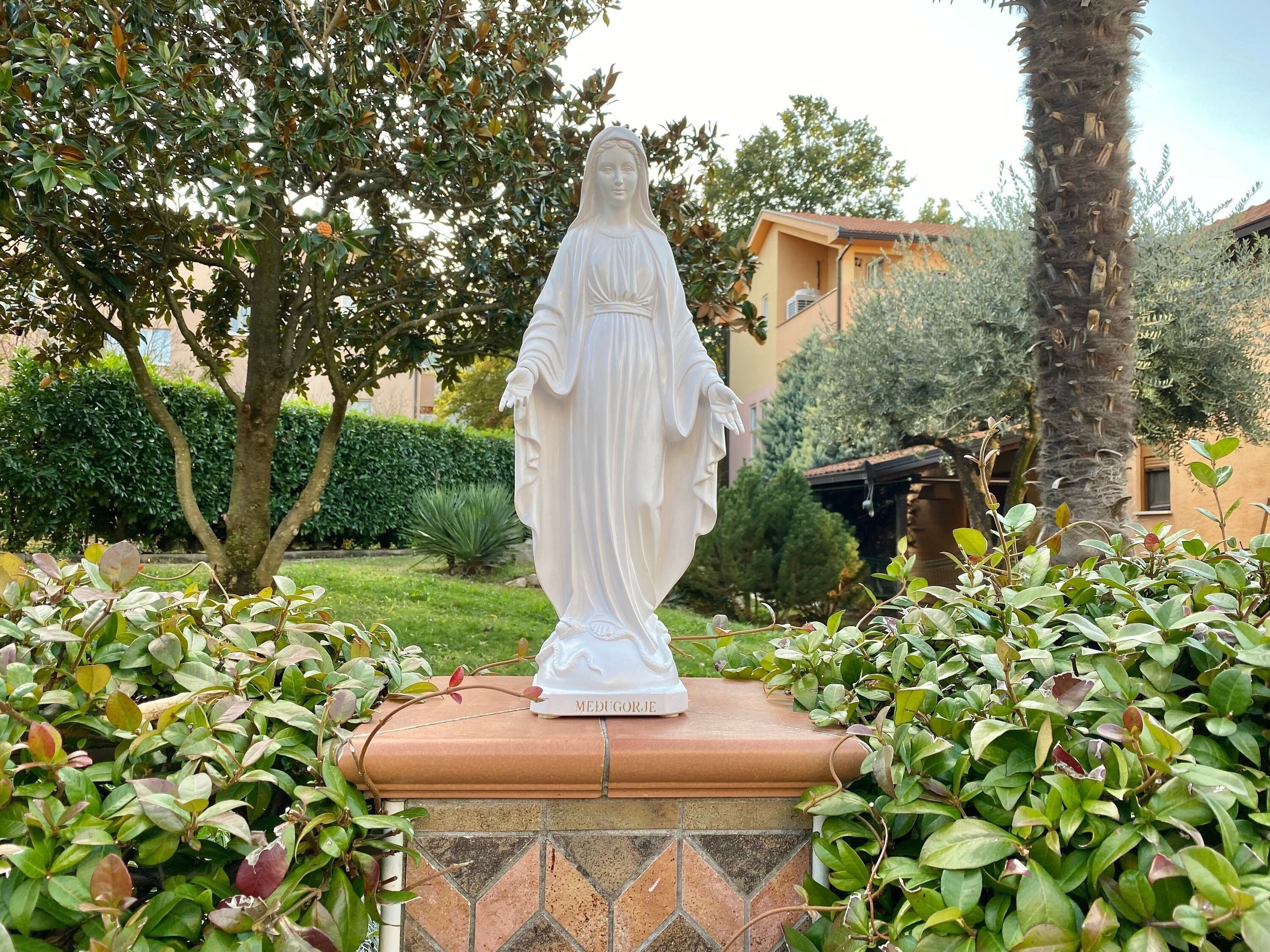 聖母マリアの恵みの像：20インチの大理石粉末、屋外用聖母マリア像