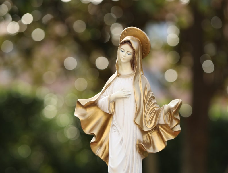 Estatua de la Reina de la Paz, escultura de la Virgen María, estatua navideña de la Virgen María, estatua del jardín, estatua católica de Nuestra Señora, estatua del altar del hogar imagen 7