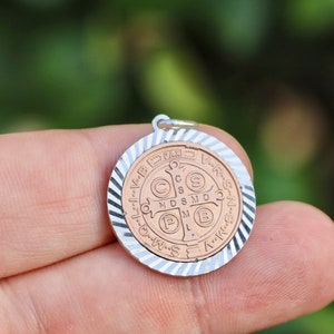 Medalha de São Bento, prata 925 com banho de ouro vermelho, medalha redonda em lapidação de diamante, presente para católicos, medalha de cruz, proteção contra o mal
