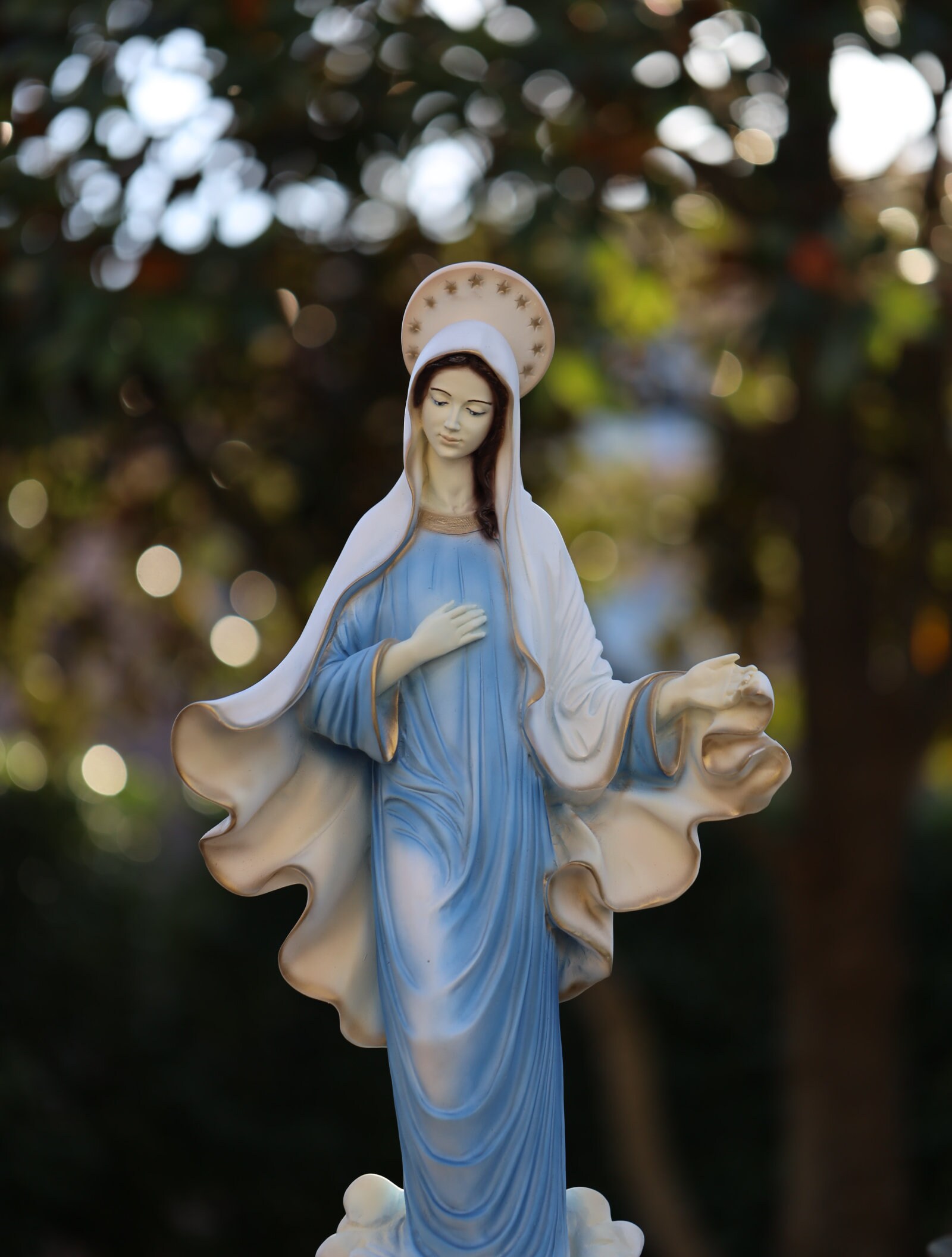 平和の女王像：手描きの大理石パウダー、26インチの聖母マリア屋外装飾