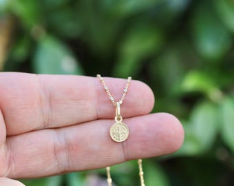 Mikroliten Sankt Benedictus-medalj i sterlingsilver 925 förgyllt | Katolsk gåva för tonårsflickor och kvinnor