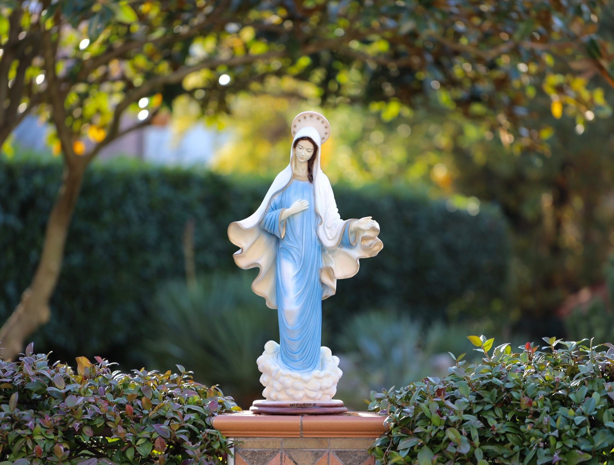 平和の女王像：手描きの大理石パウダー、26インチの聖母マリア屋外装飾