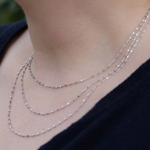 Colar com corrente de prata esterlina lapidada em diamante: cubos brilhantes em formato de caixa.