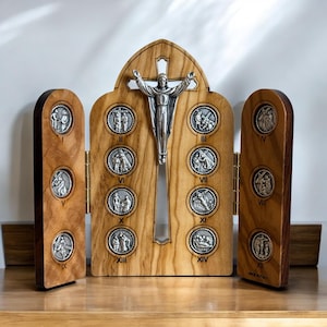 Chemin de croix miniature triptyque en bois d'olivier | Médailles en plaqué argent, dos en cuir écologique | Cadeau de dévotion catholique portable 10,5 x 9,5 cm