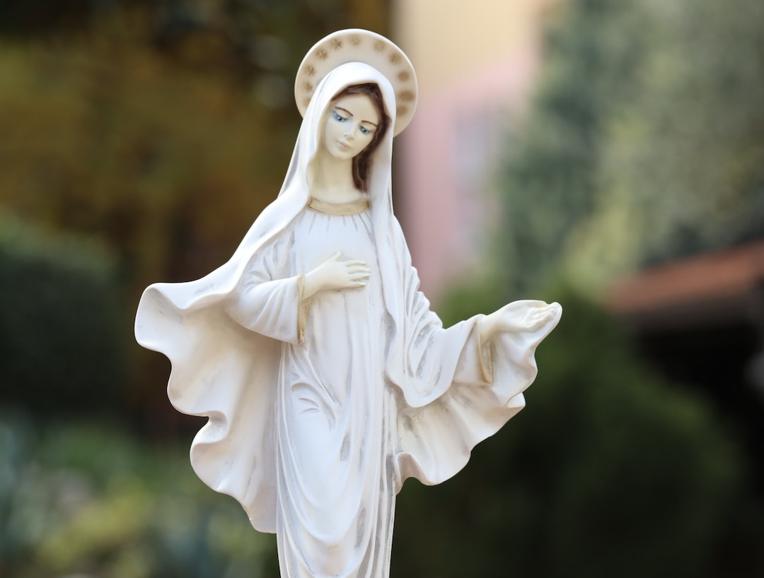 Estatua de la Reina de la Paz: Virgen María pintada a mano en polvo de  mármol (42 cm) - Etsy México, image size:1080x818