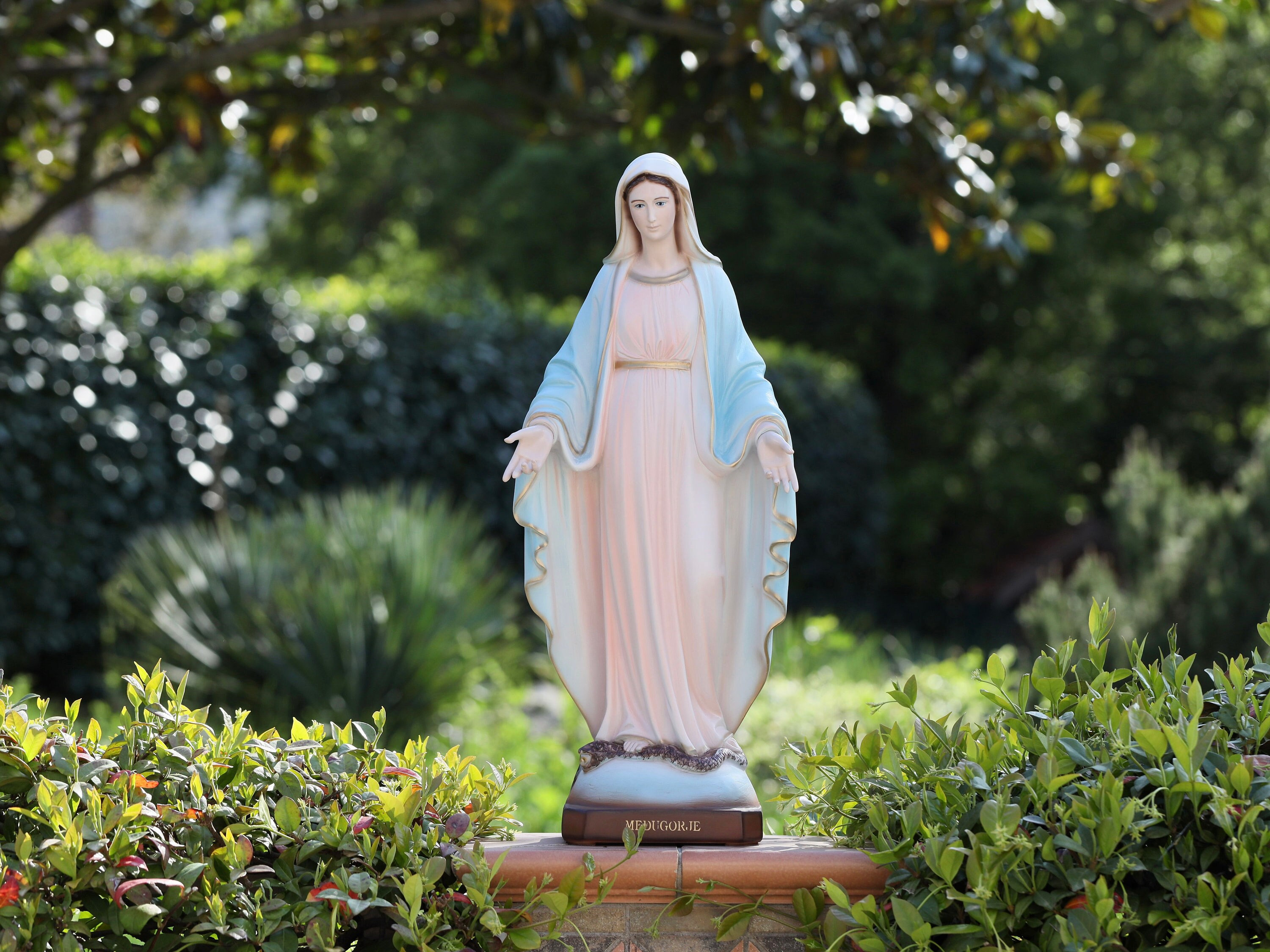 聖母マリアの恵みの像：23インチの聖母マリアの大理石粉末祭壇像