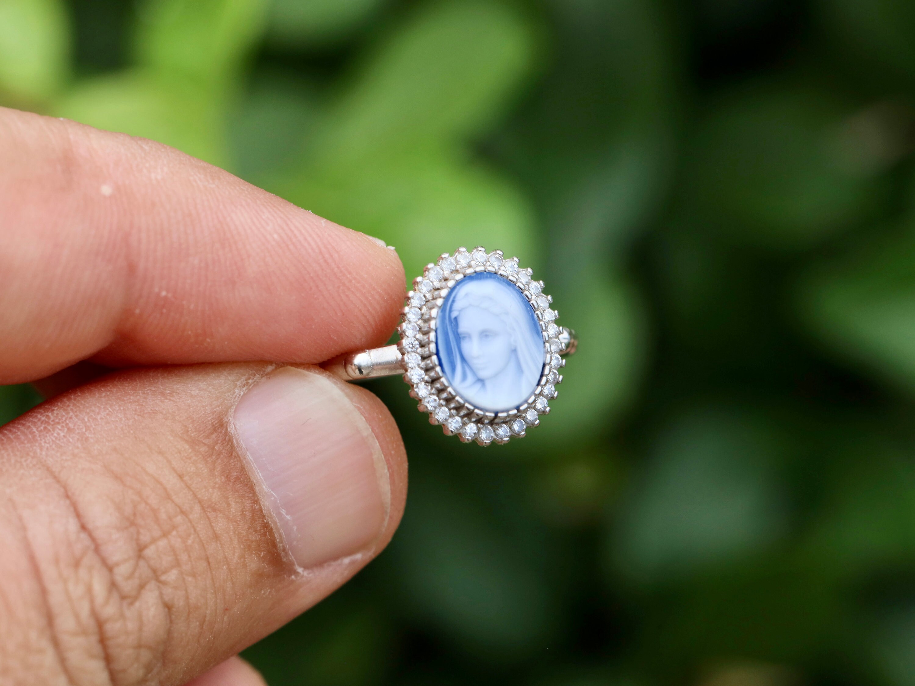 Anello Artigianale In Argento 925 Con Opale Blu Di Laboratorio E Croce Laterale – Misure 5-10 - Foto 2