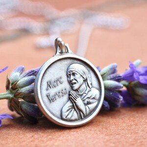 Medalla de Santa Teresa de Calcuta en plata de ley 925 maciza con toque antiguo - Madre Teresa, acabado oxidado, 15 mm - Cadena opcional