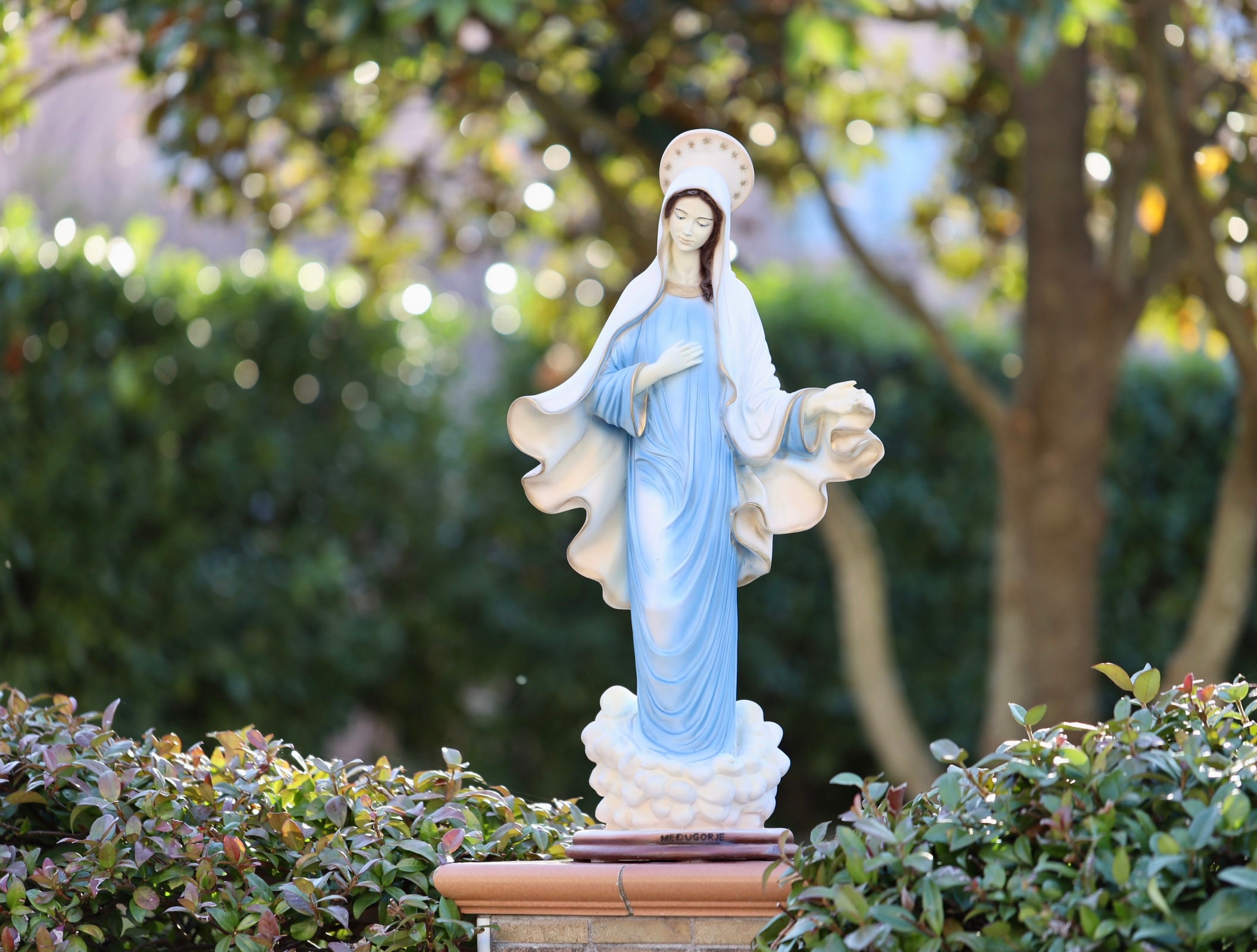 平和の女王像：手描きの大理石パウダー、26インチの聖母マリア屋外装飾