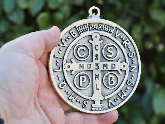 Medalla grande de San Benito, medalla cruzada de San Benito para