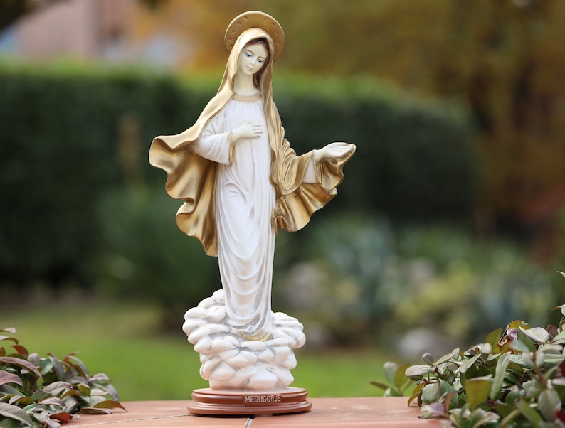 Estatua de la Reina de la Paz, escultura de la Virgen María, estatua navideña de la Virgen María, estatua del jardín, estatua católica de Nuestra Señora, estatua del altar del hogar imagen 5