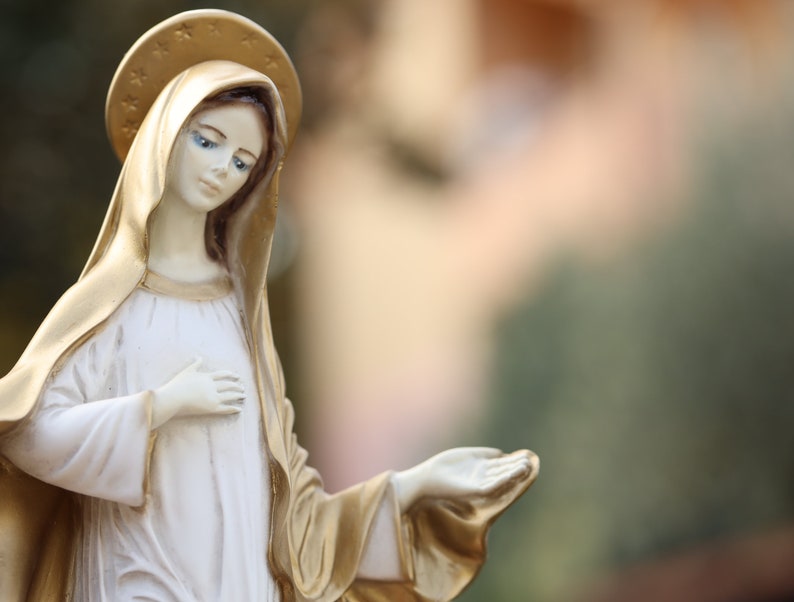 Estatua de la Reina de la Paz, escultura de la Virgen María, estatua navideña de la Virgen María, estatua del jardín, estatua católica de Nuestra Señora, estatua del altar del hogar imagen 4