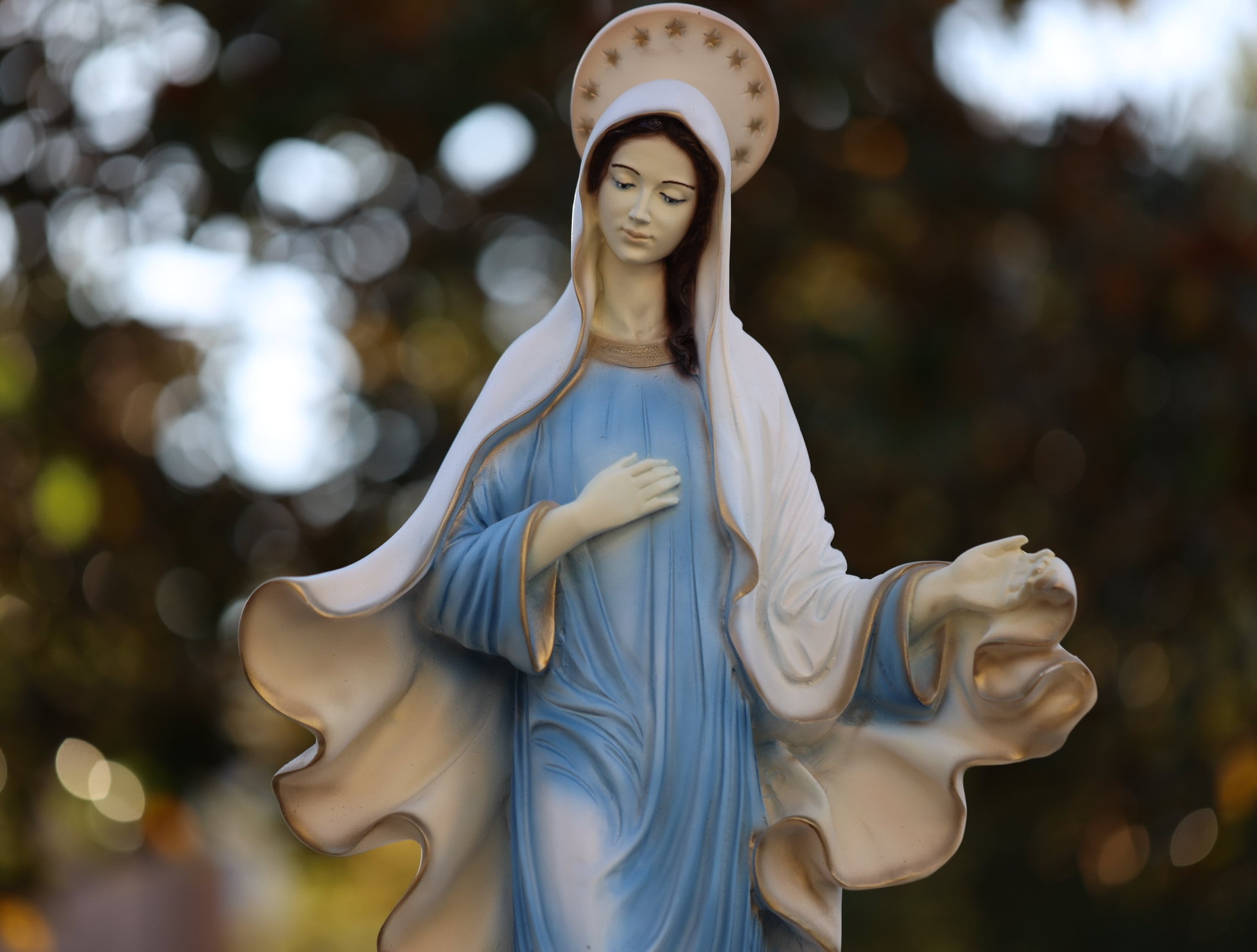 平和の女王像：手描きの大理石パウダー、26インチの聖母マリア屋外装飾