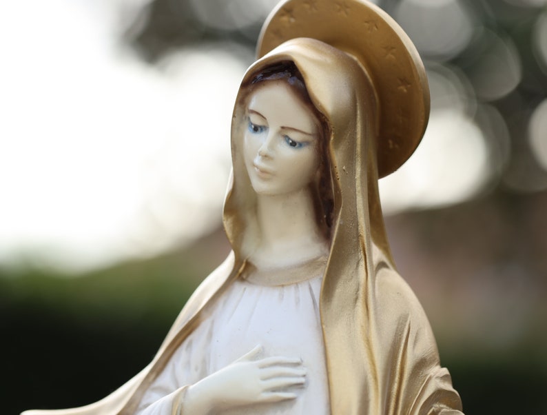 Estatua de la Reina de la Paz, escultura de la Virgen María, estatua navideña de la Virgen María, estatua del jardín, estatua católica de Nuestra Señora, estatua del altar del hogar imagen 3