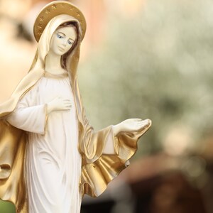 Estatua de la Reina de la Paz, escultura de la Virgen María, estatua navideña de la Virgen María, estatua del jardín, estatua católica de Nuestra Señora, estatua del altar del hogar imagen 8