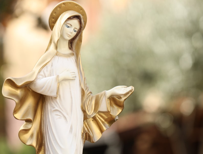 Estatua de la Reina de la Paz, escultura de la Virgen María, estatua navideña de la Virgen María, estatua del jardín, estatua católica de Nuestra Señora, estatua del altar del hogar imagen 8