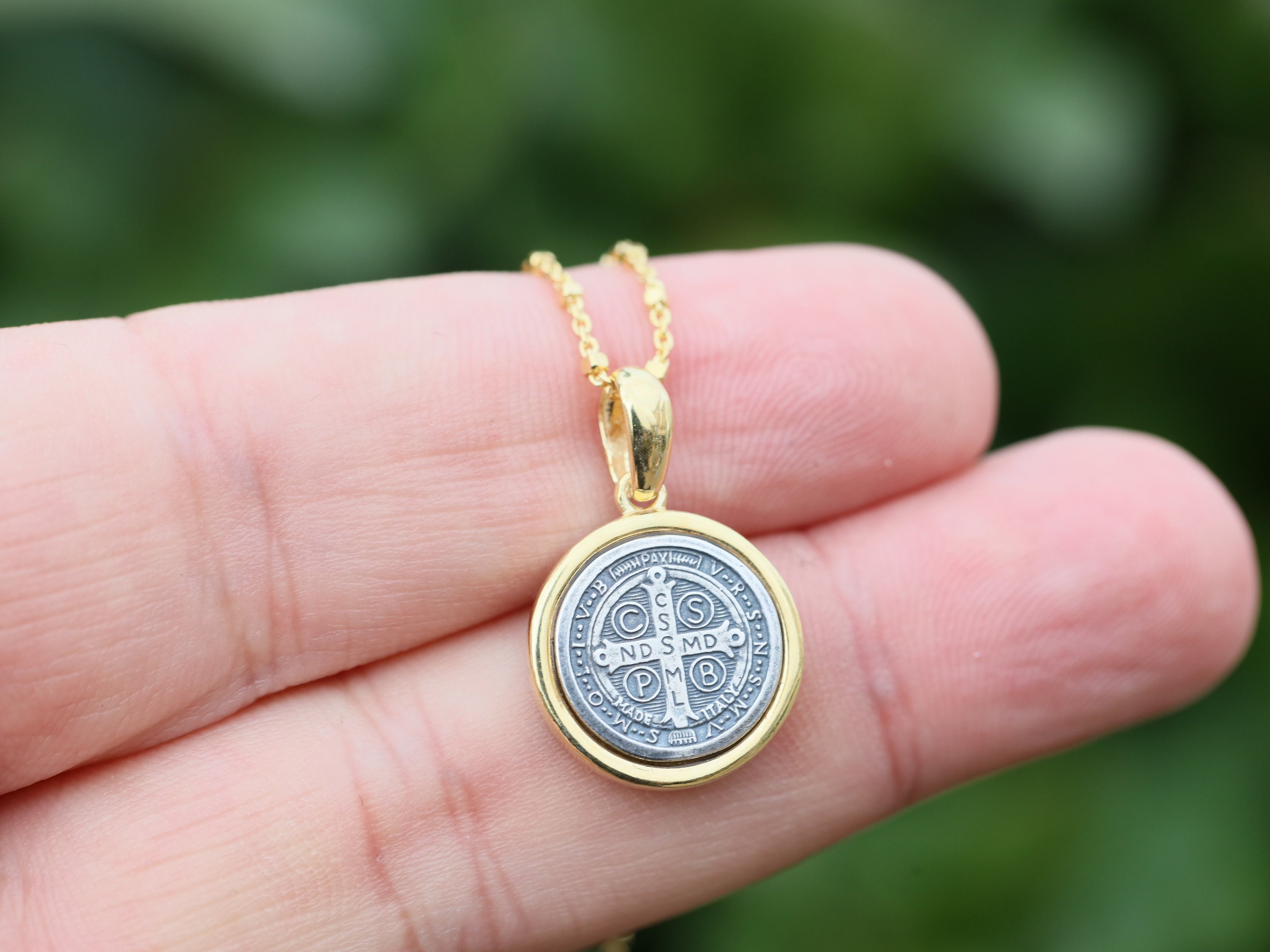 ツートンカラーの聖ベネディクトペンダント：スターリングシルバー925ゴールドメッキクロス - Etsy 日本