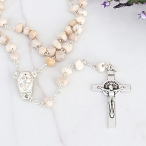 Medjugorje Steinrosenkranz mit Relikt zweiter Klasse, Rosenkranzperlen mit Erde, handgemachter Rosenkranz mit Steinen vom Medjugorje Erscheinungsberg