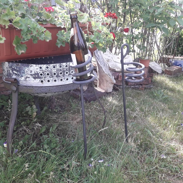 Bierflaschenhalter handgeschmiedet/ ideales Mitbringsel Gartenparty / schwere Ausführung/ jeder Halter ein Unikat