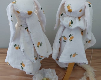 Doudou lapin tout OEKOTEX en lange écru à motifs citrons et Minky écru de qualité premium à reliefs fait main en France