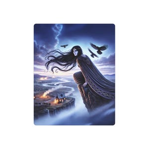 Peut inclure: Une femme vêtue d'une cape sombre se tient sur une falaise surplombant un village. Elle a de longs cheveux noirs et une peau pâle. Le ciel est sombre et orageux, et des corbeaux volent au-dessus.