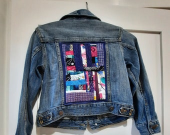 Upcycled Denim GapKids 1969 Taglia M Blue Jeans Jacket con Patchwork Back Panel, Wearable Fabric Art, Eco-friendly, Lovely Gift