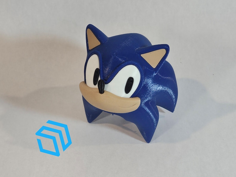 Pode incluir: Uma figura de Sonic the Hedgehog impressa em 3D de cor azul e marrom. A figura est&aacute; em uma pose de corrida com a cabe&ccedil;a inclinada para baixo e os olhos fechados.